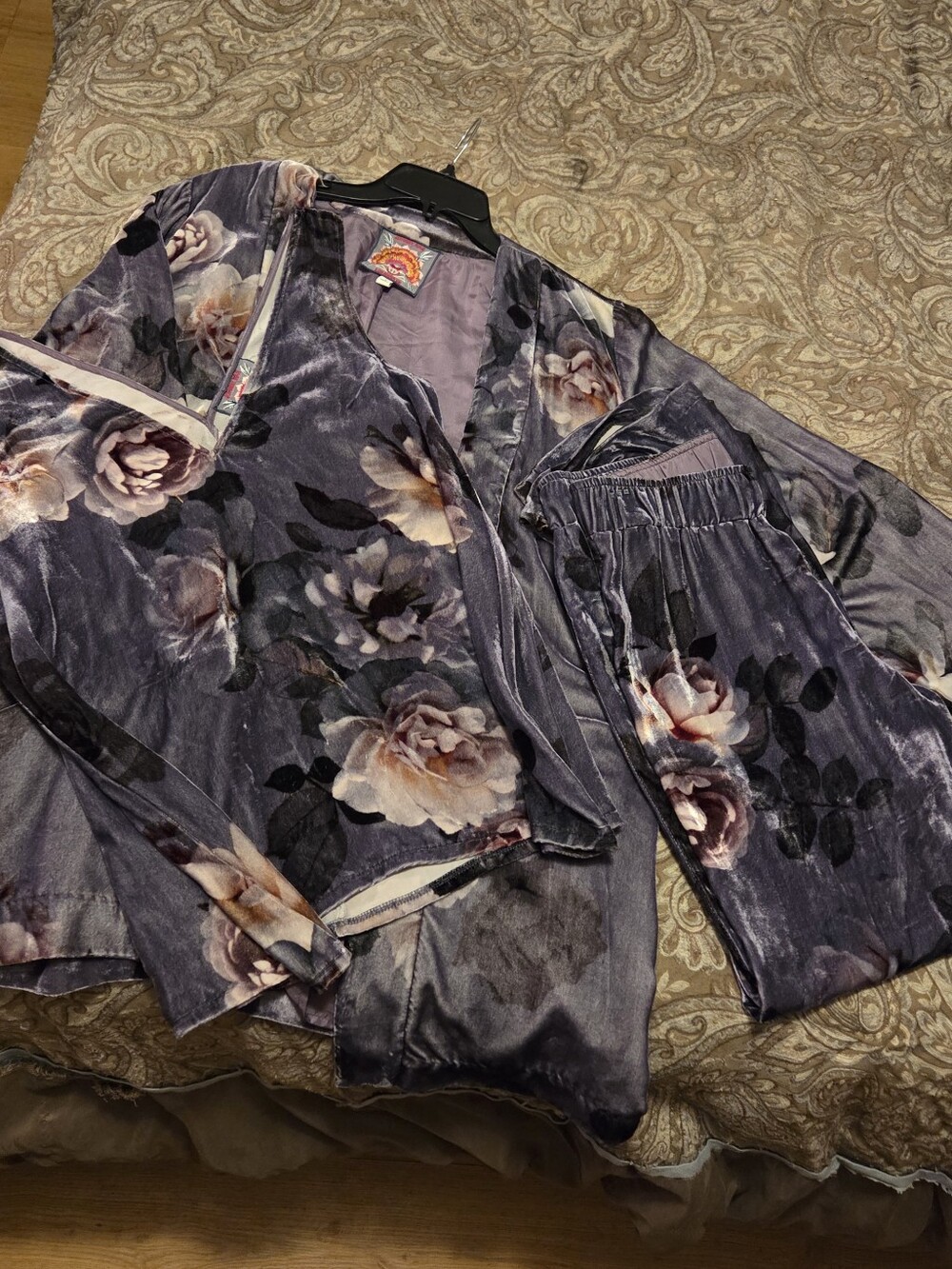 Johnny Was Midnight Rose Velvet Kimono, matching Tank And Pull On Pant. Size S